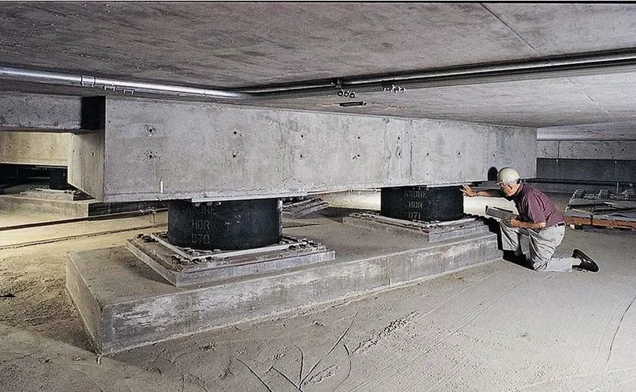 Conception d'isolation sismique à la base à Cholet : dispositifs parasismiques